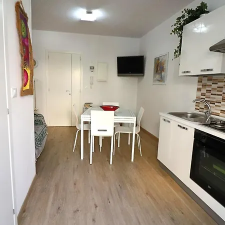 Holiday With Wi-fi, Air Conditioning And Balcony; Pets Allowed * オートラント