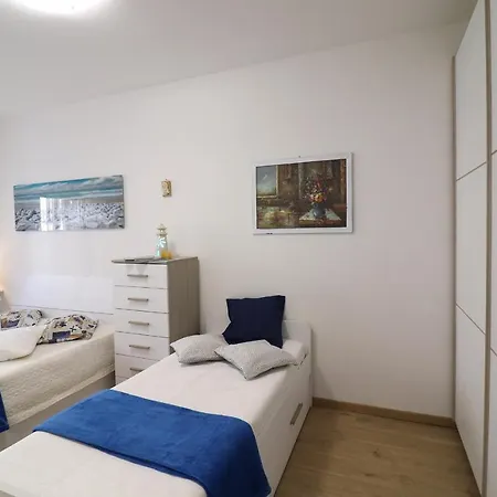 Vakantiehuis With Wi-fi, Air Conditioning And Balcony; Pets Allowed Otranto
