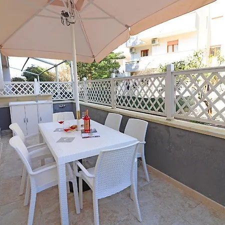 別荘 Holiday With Wi-fi, Air Conditioning And Balcony; Pets Allowed オートラント